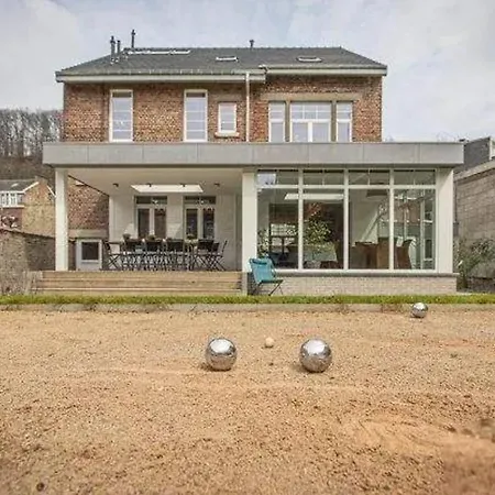 Spacious In With Hammam And Garden